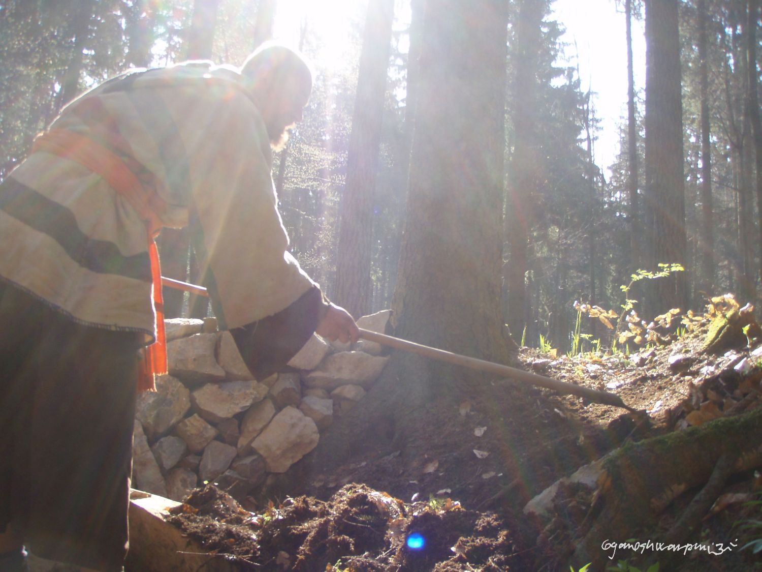 Děravka: františkánské práce na poustevně.  Foto: Marek Gyaneshwarpuri, samospoušť 2008.