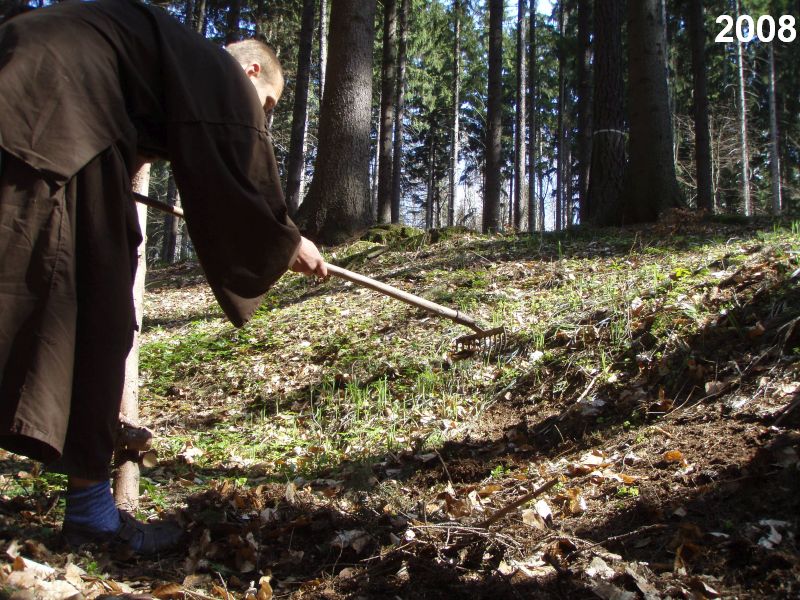 Děravka: františkánské práce na poustevně.  Foto: Marek Gyaneshwarpuri, samospoušť 2008.