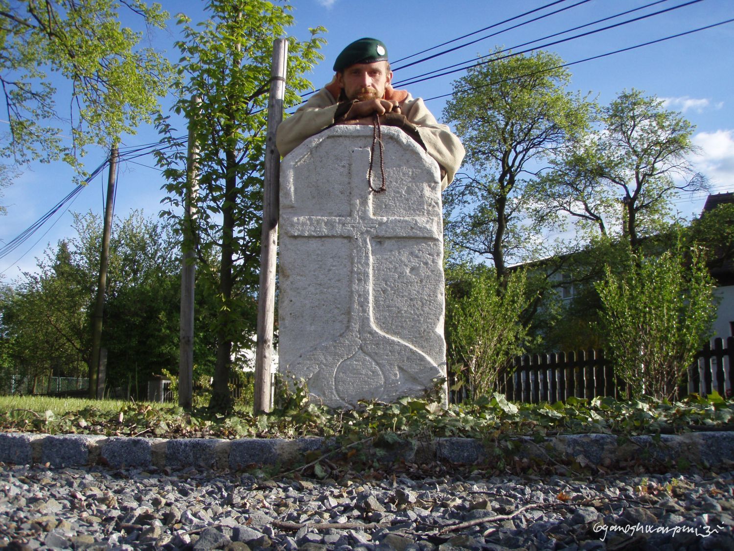 Gyaneshwarpuri u Habrůveckého smírčího kříže. Habrůvka.  Foto: Marek Gyaneshwarpuri, samospoušť 2008.