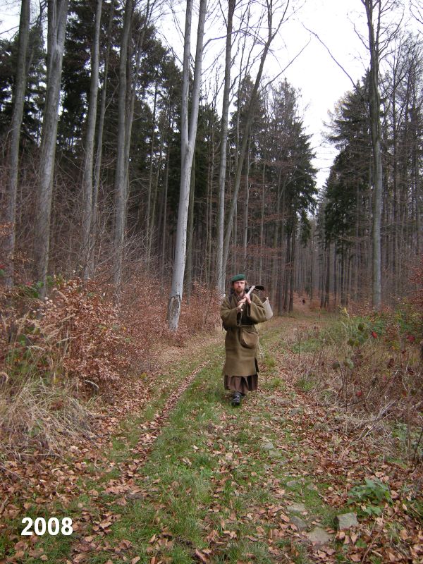 Pravidelná pouť z Děravky do podzemí kostela ve Křtinách.  Foto: Marek Gyaneshwarpuri, samospoušť 2008.