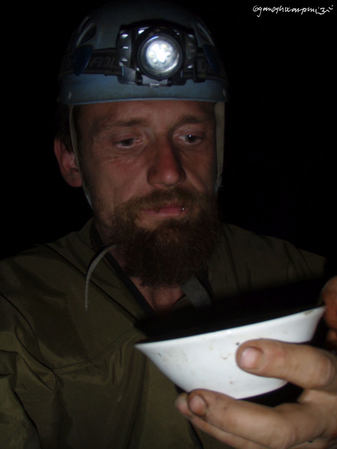 Děravka:čaj před sestupem do Závrtu u Klostermannovy studánky.  Foto: Marek Gyaneshwarpuri, samospoušť 2008.