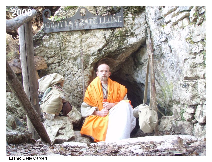 Assisi - Eremo delle Carceri - jedna meditační jeskyně pod klášterem.  Foto: Marek Gyaneshwarpuri, samospoušť 2008.