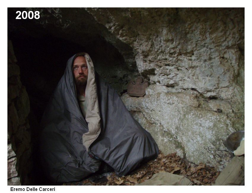 Assisi - Eremo delle Carceri - jeskynní poustevna pod klášterem.  Foto: Marek Gyaneshwarpuri, samospoušť 2008.