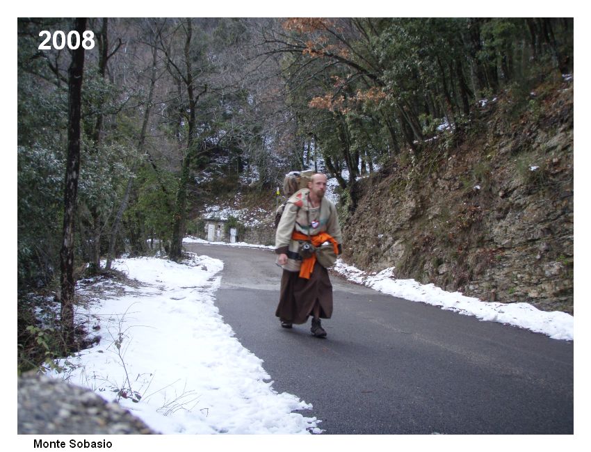 Assisi - Eremo delle Carceri -  na silnici v horách Monte Subasio směrem ke kapucínskému klášteru.  Foto: Marek Gyaneshwarpuri, samospoušť 2008.