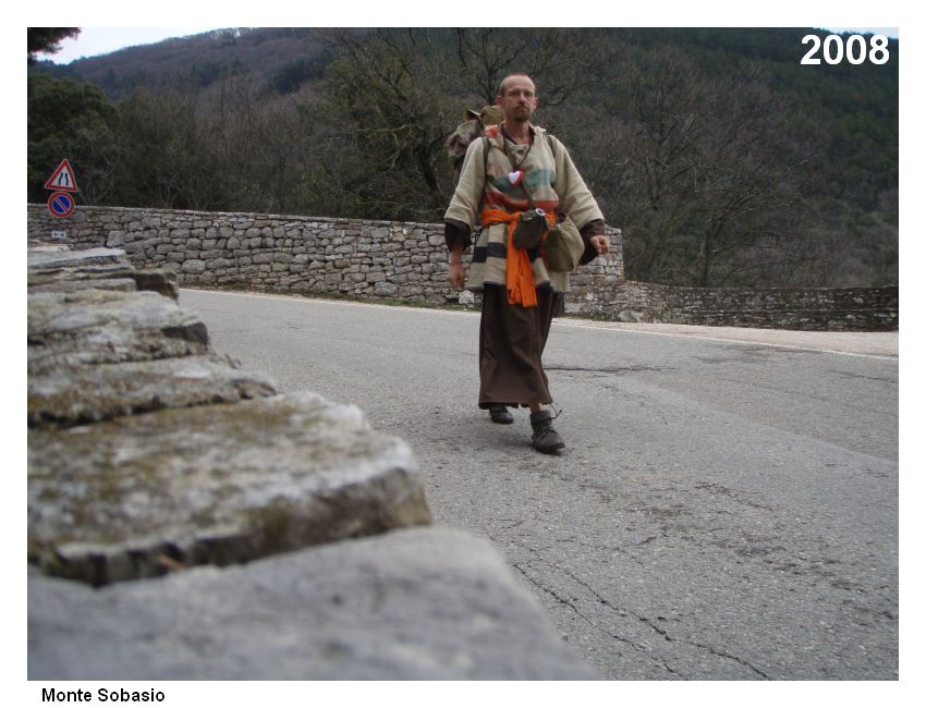 Assisi - Eremo delle Carceri -  na silnici v horách Monte Subasio směrem ke kapucínskému klášteru.  Foto: Marek Gyaneshwarpuri, samospoušť 2008.