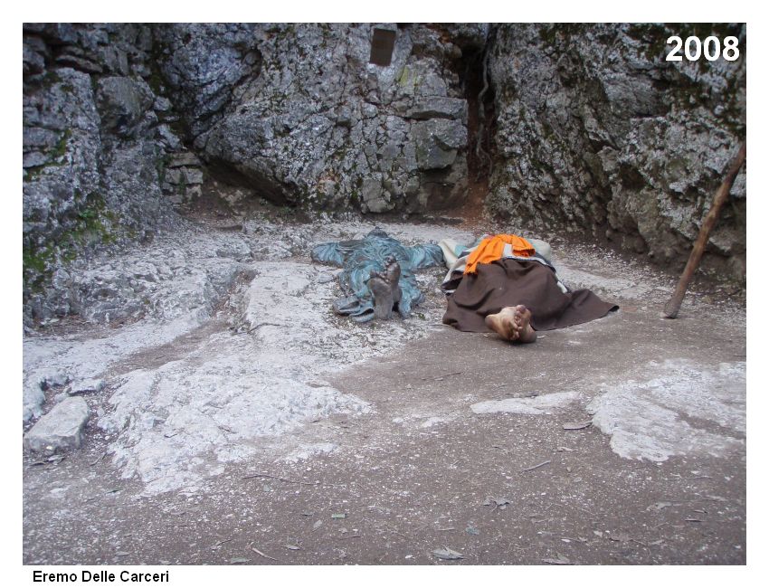 Assisi - Eremo delle Carceri -  odevzdával jsem se u kapucínského kláštera Františkovi .  Foto: Marek Gyaneshwarpuri, samospoušť 2008.