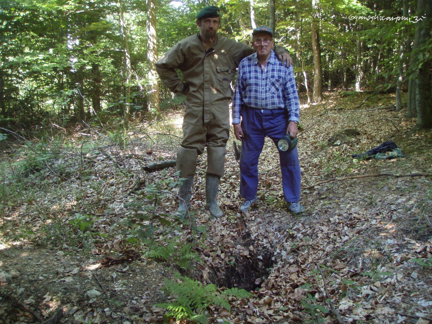 Marek Gyaneshwarpuri objímá Arnošta Hlouška u propadu nad Kostelíkem 2008.