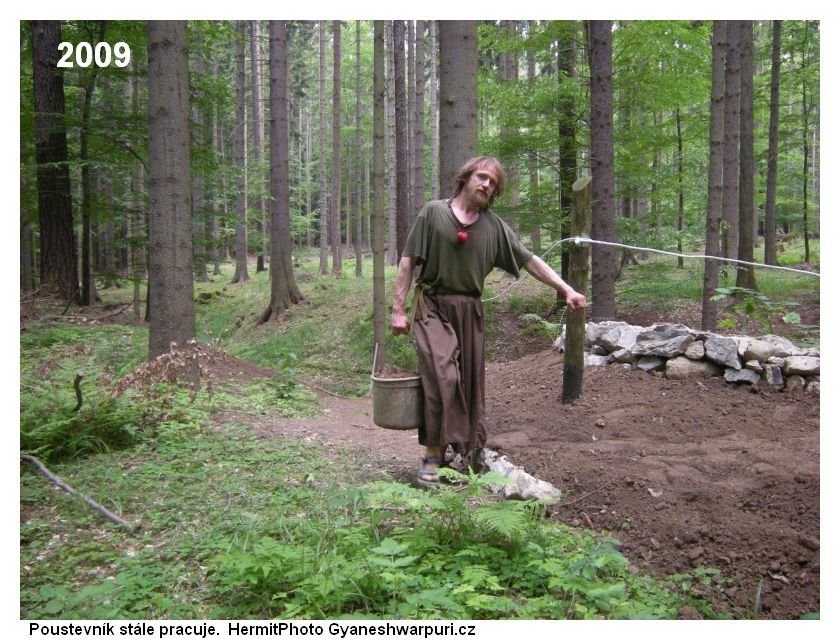 Děravka - poustevník stále pracuje. Foto: Marek Gyaneshwarpuri, samospoušť 2009.