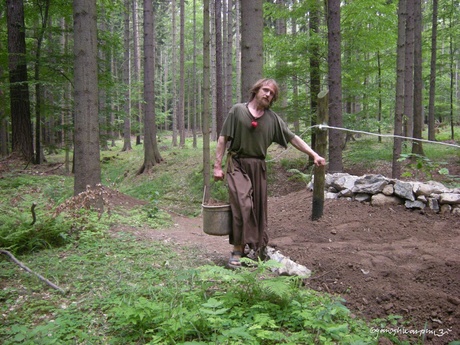 Děravka - poustevník stále pracuje. Foto: Marek Gyaneshwarpuri, samospoušť 2009.