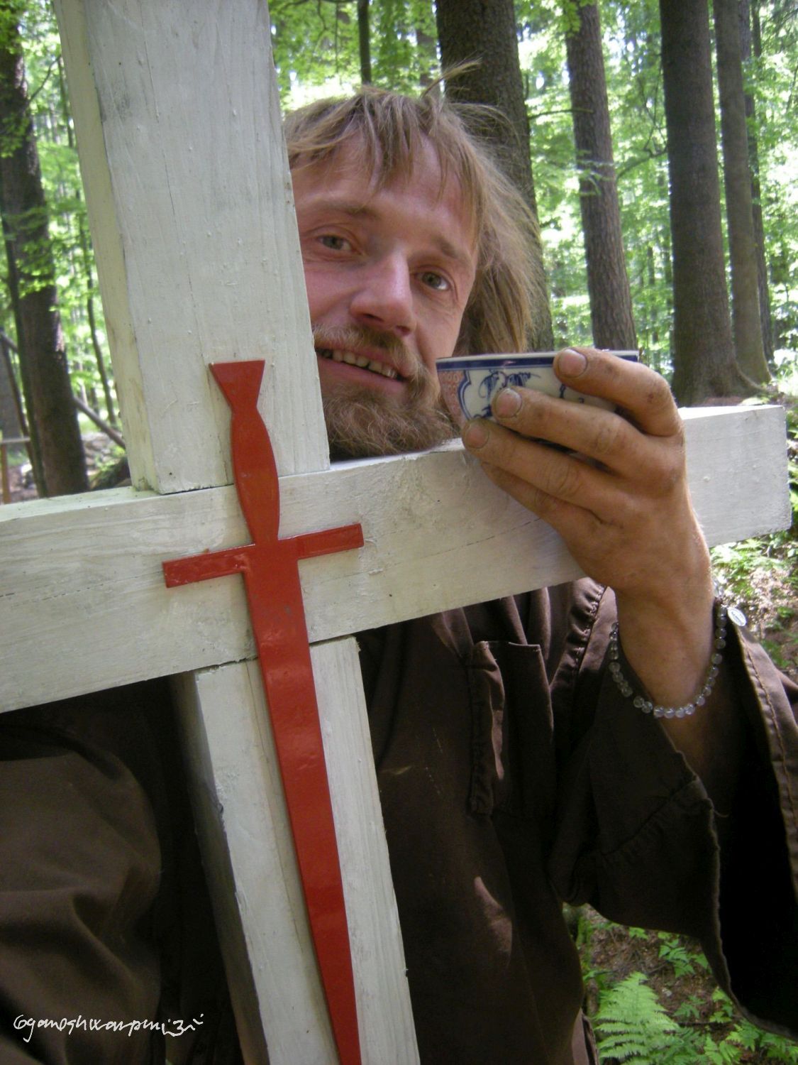 Děravka - s šálkem čaje u mečokříže. Foto: Marek Gyaneshwarpuri, samospoušť 2009.