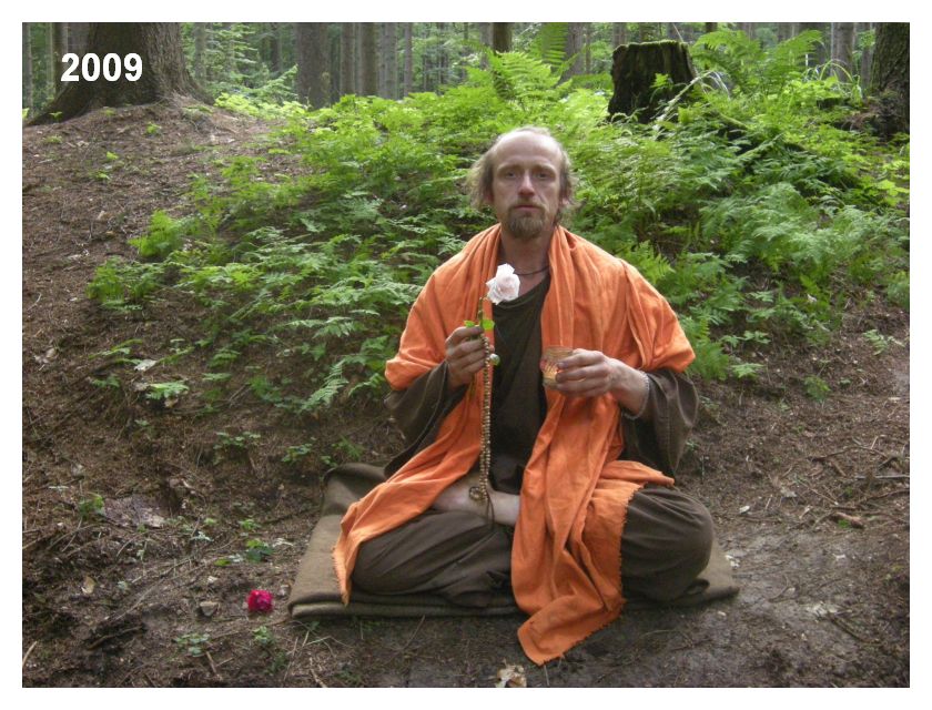 Děravka - meditace částečně již oranžová. Foto: Marek Gyaneshwarpuri, samospoušť 2009.