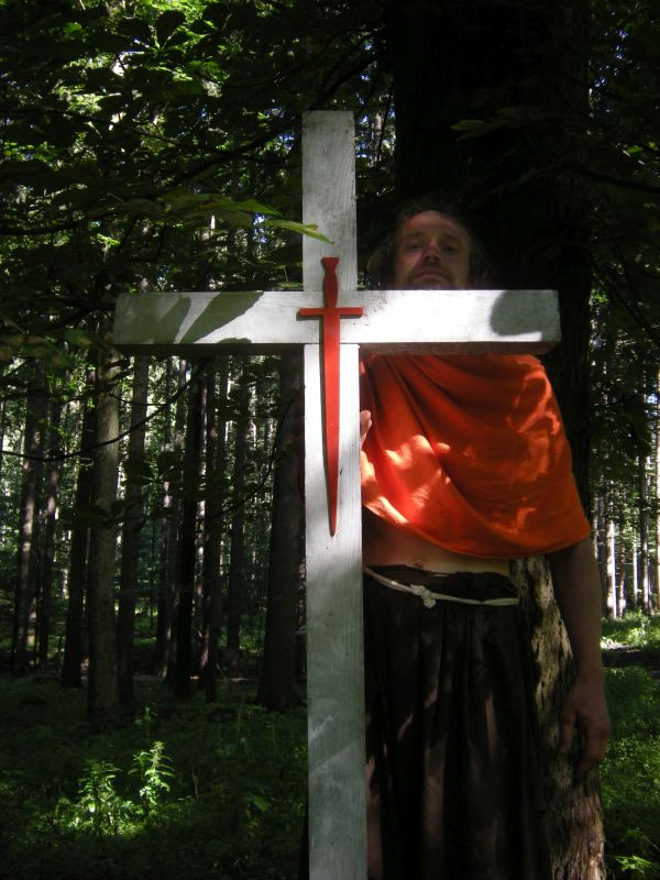 Děravka -poustevník se rád fotil u mečokříže. Foto: Marek Gyaneshwarpuri, samospoušť 2009.