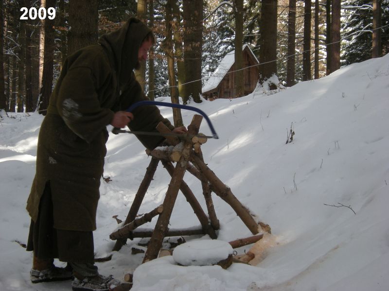 Děravka -práce na přípravě dřeva do krbu. Foto: Marek Gyaneshwarpuri, samospoušť 2009.