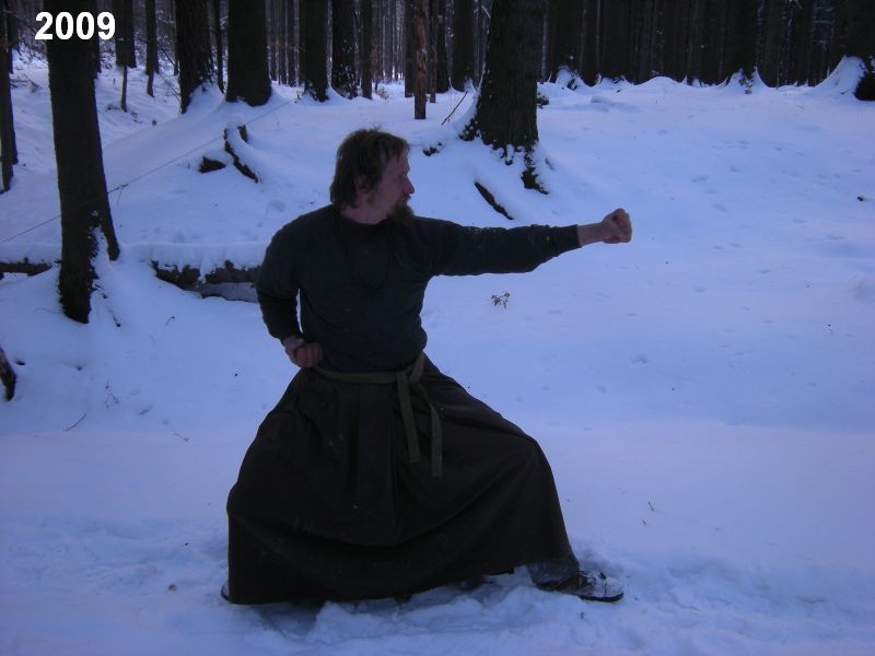 Děravka - nácvik karate na poustevně. Foto: Marek Gyaneshwarpuri, samospoušť 2009.