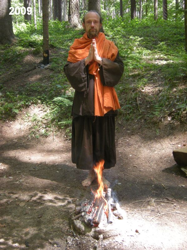 Děravka -relaxace po cvičení jógy u ohýnku. Foto: Marek Gyaneshwarpuri, samospoušť 2009.