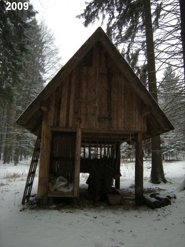 Děravka -dobrovolná péče o seník u poustevny. Foto: Marek Gyaneshwarpuri, samospoušť 2009.