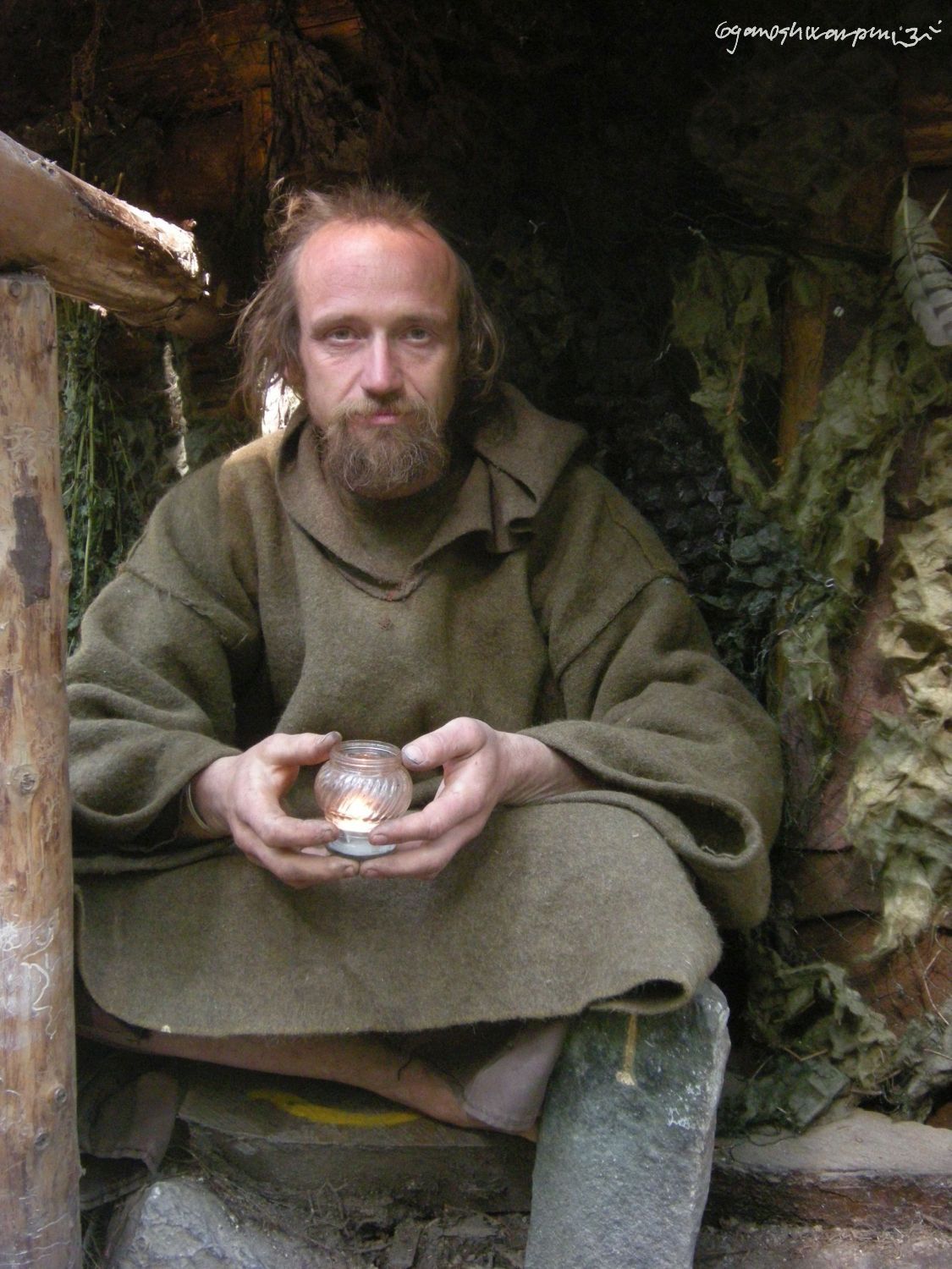 Děravka -Gyaneshwarpuri na zápraží poustevny. Foto: Marek Gyaneshwarpuri, samospoušť 2009.