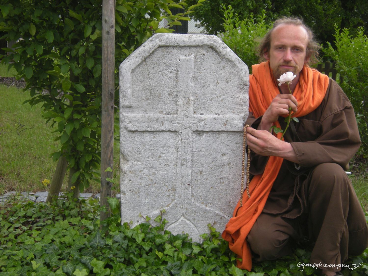 Poustevník Gyaneshwarpuri u Habrůveckého smírčího kříže v Habrůvce - duchovního symbolu Habrůvecké plošiny. Foto: Marek Gyaneshwarpuri, samospoušť 2009.