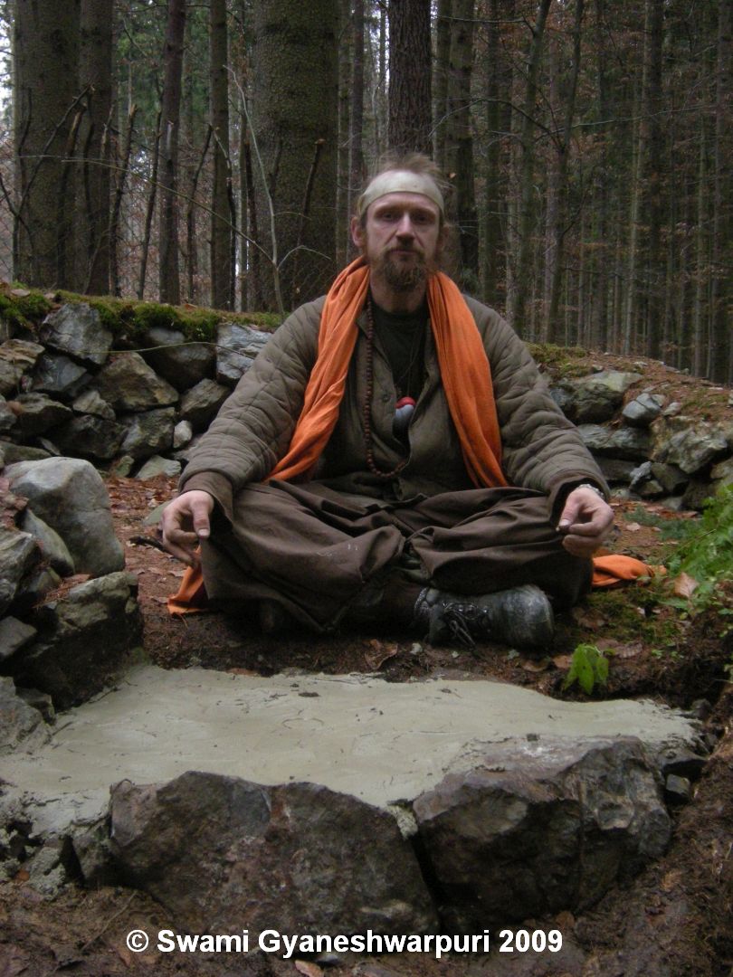 Děravka -meditace u lípy. Foto: Marek Gyaneshwarpuri, samospoušť 2009.