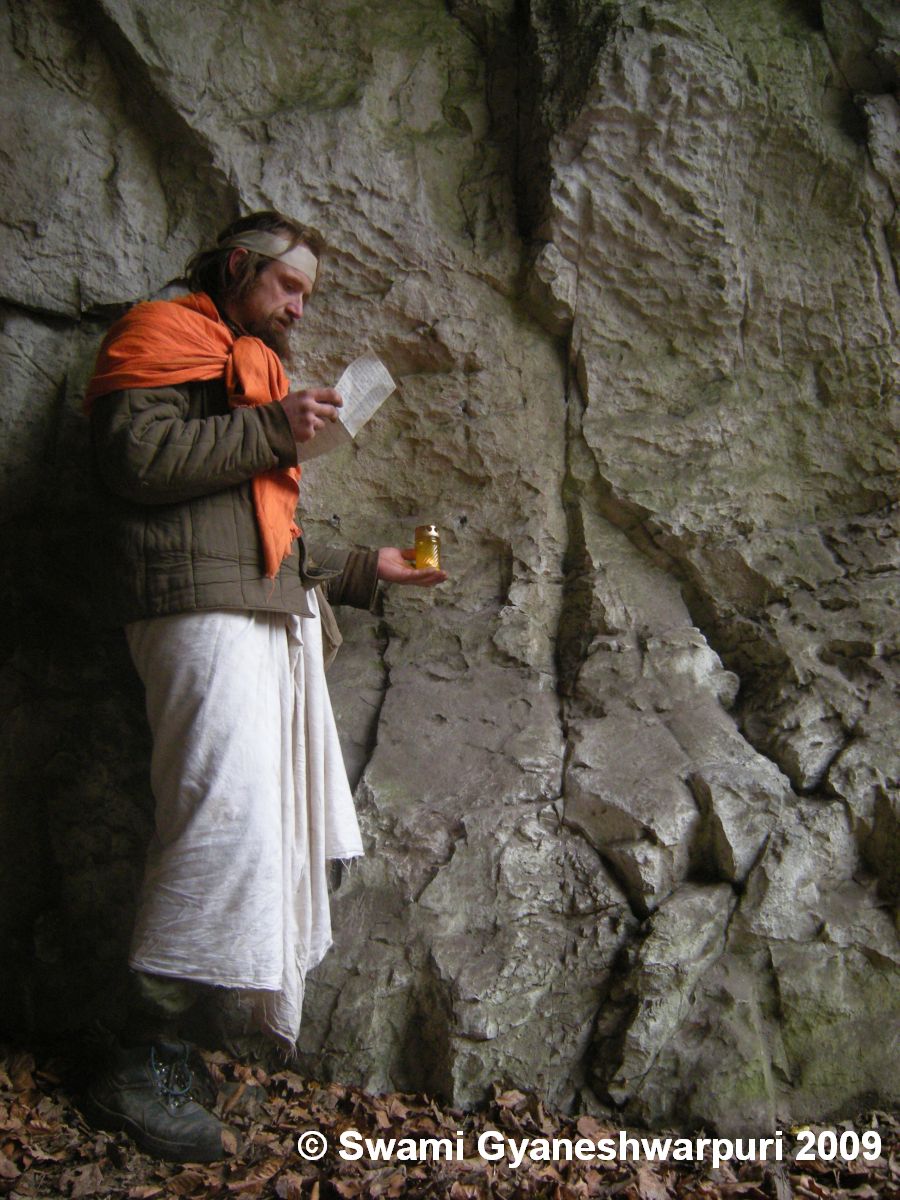 Jeskyně Kostelík: poustevník Gyaneshwarpuri čte rozsudek jeskyňářům z Býčí skály, kteří zcizili památníček. Foto: Marek Gyaneshwarpuri, samospoušť 2009.