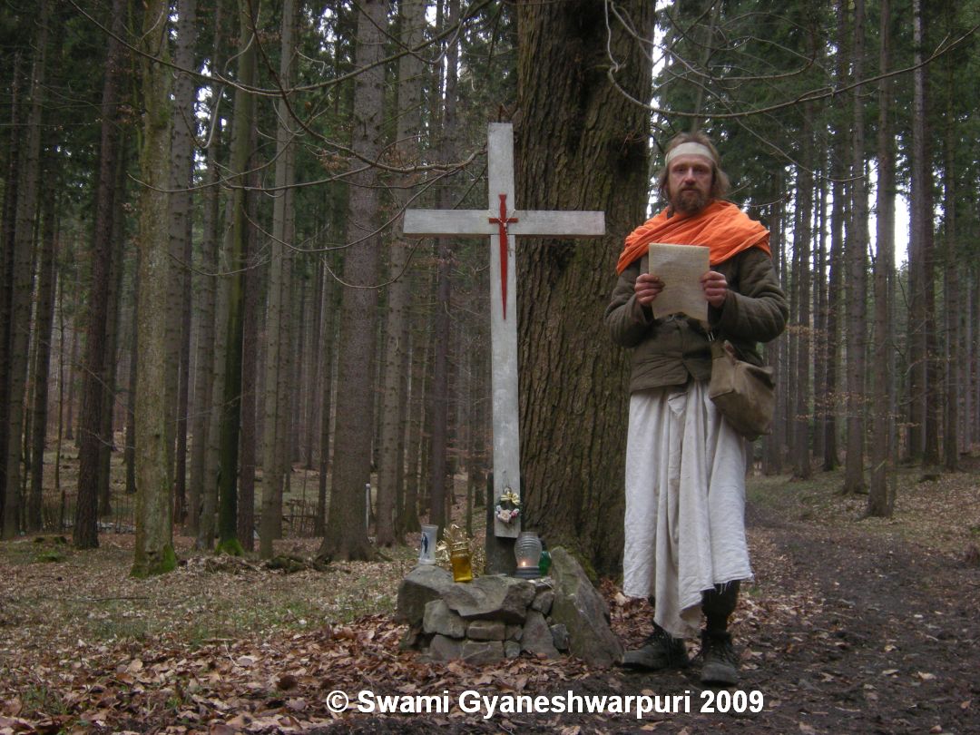 Děravka - poustevník Gyaneshwarpuri čte u měčokříže rozsudek jeskyňářům z Býčí skály, kteří zcizili památníček na Kostelíku. Foto: Marek Gyaneshwarpuri, samospoušť 2009.