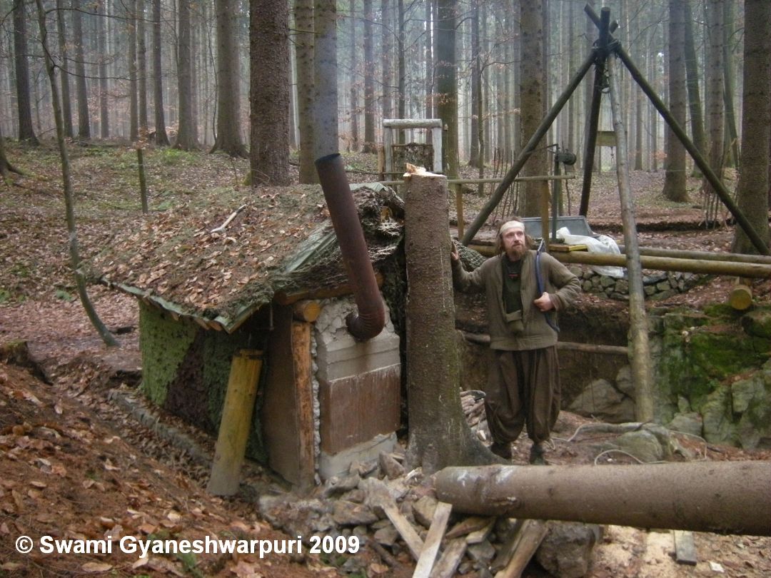 Děravka - pokácel jsem strom který uschnul u poustevny. Foto: Marek Gyaneshwarpuri, samospoušť 2009.