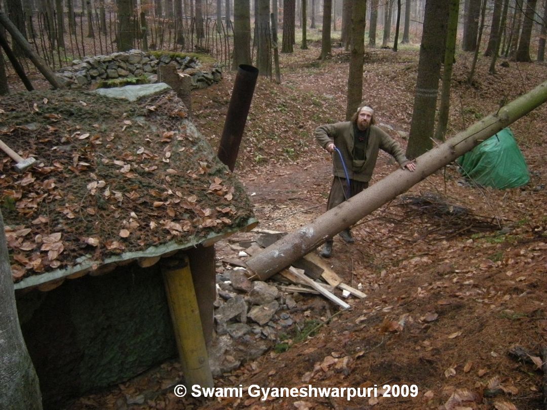 Děravka - pokácel jsem strom který uschnul u poustevny. Foto: Marek Gyaneshwarpuri, samospoušť 2009.