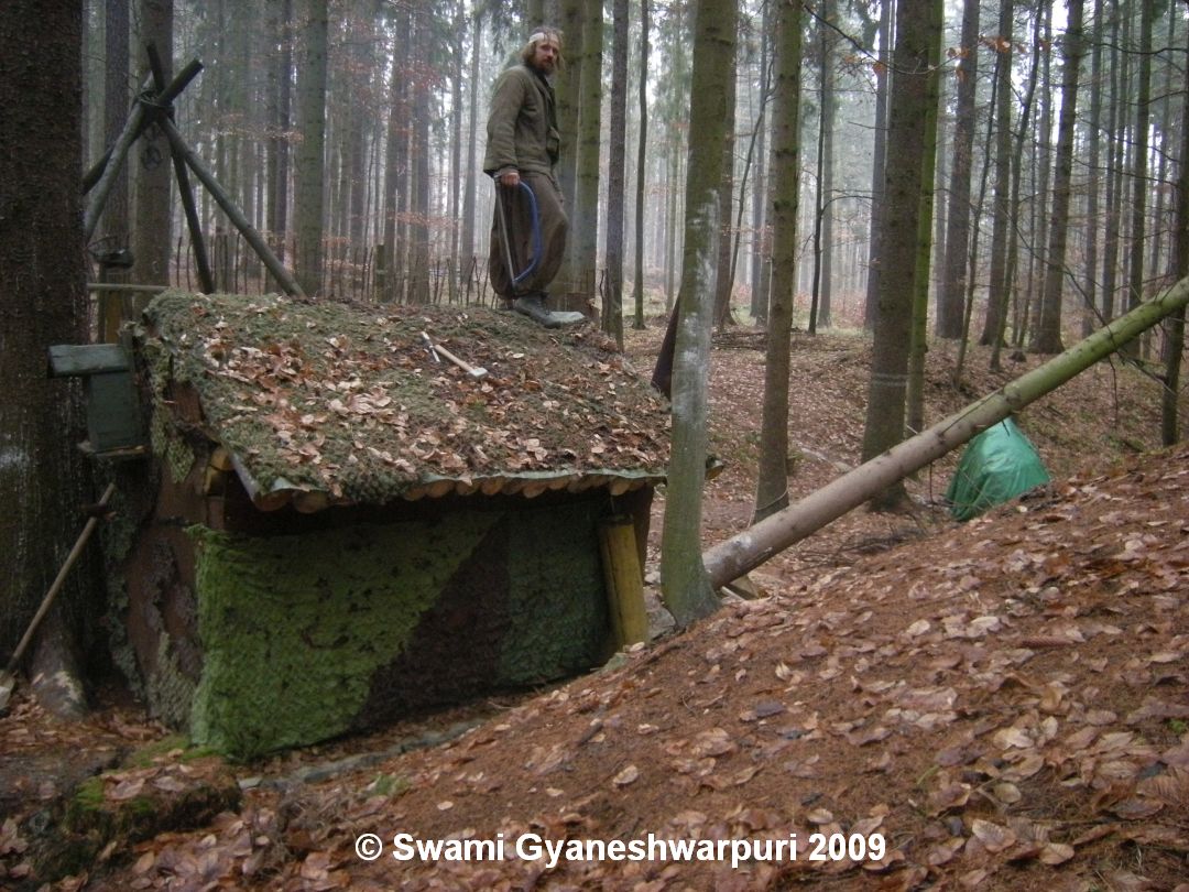 Děravka - pokácel jsem strom který uschnul u poustevny. Foto: Marek Gyaneshwarpuri, samospoušť 2009.