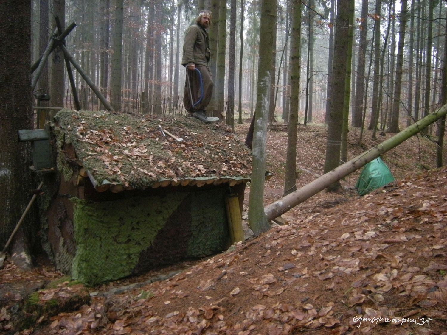 Děravka - pokácel jsem strom který uschnul u poustevny. Foto: Marek Gyaneshwarpuri, samospoušť 2009.
