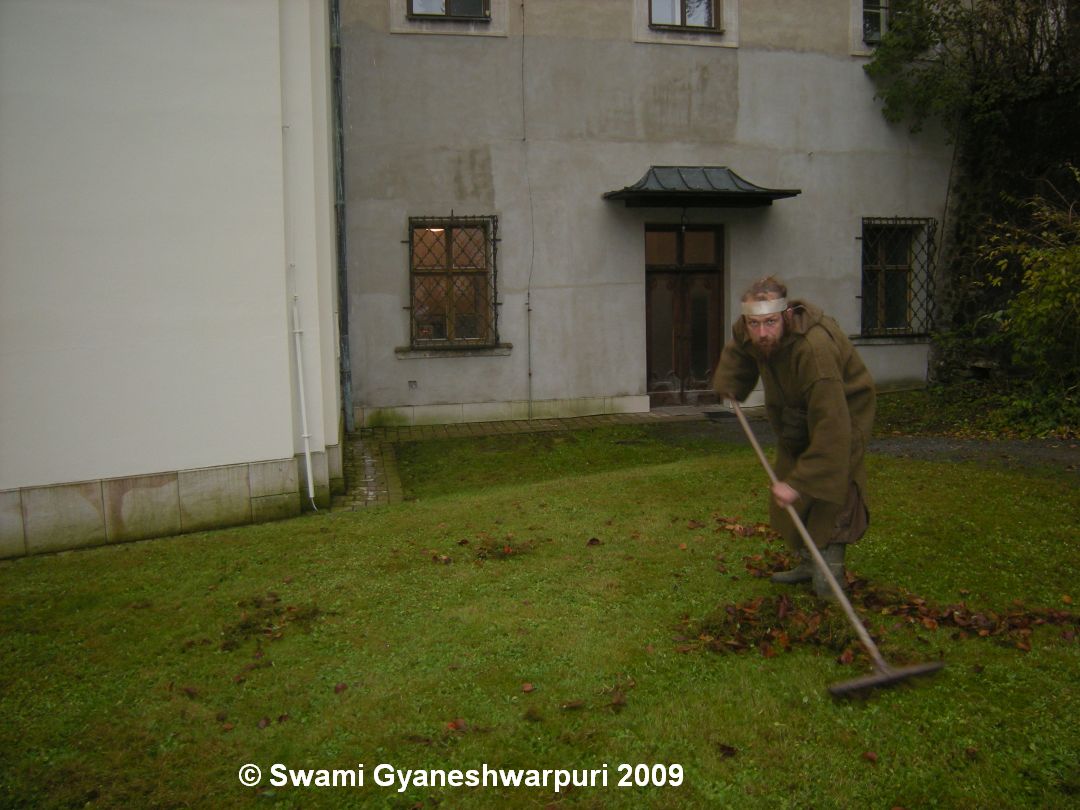 Křtiny - jako karmajóga hrabání listí pro pana faráře Jana Peňáza. Foto: Marek Gyaneshwarpuri, samospoušť 2009.