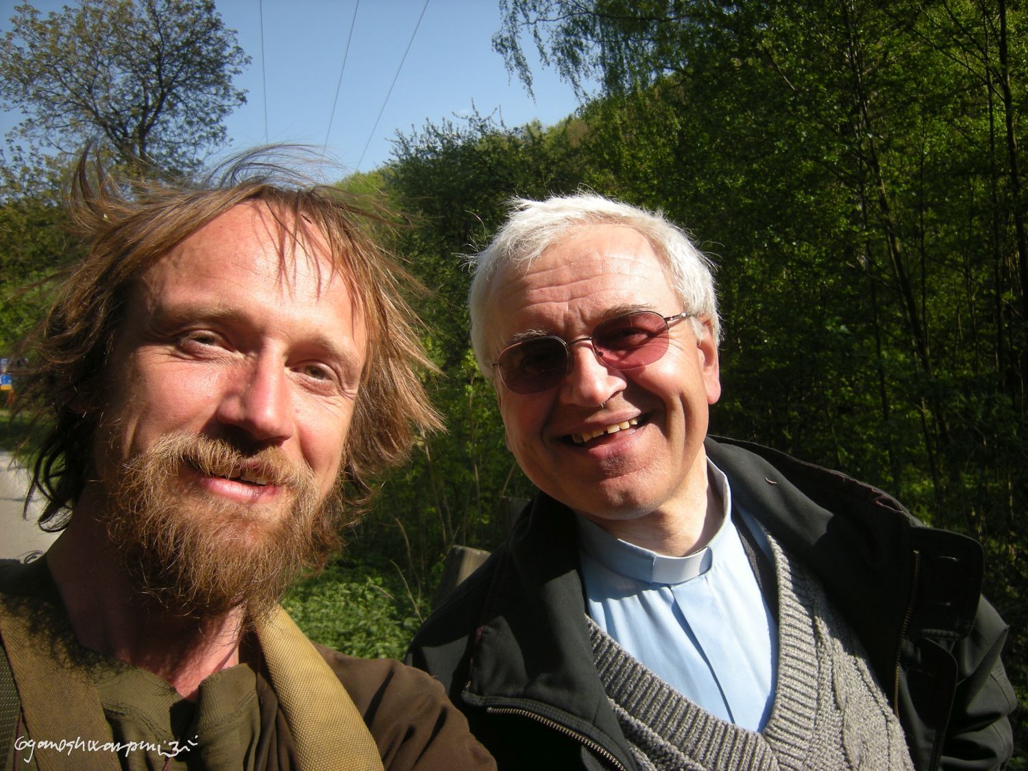 Marek Poustevník - Gyaneshwarpuri a křtinský farář P. Jan Peňáz ve Křtinském údolí u Býčí skály (2009). Foto: Marek Gyaneshwarpuri, samospoušť 2009.