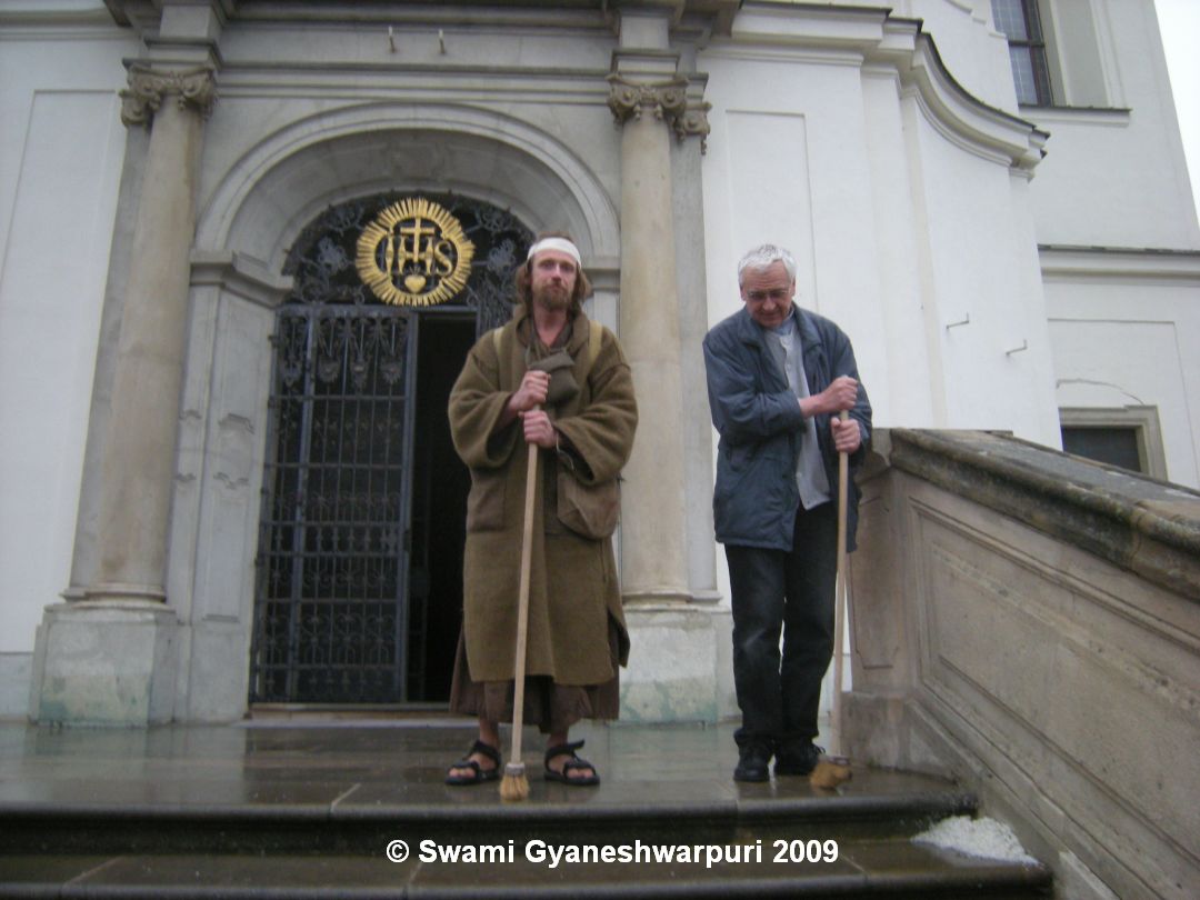 Křtiny - Poustevník Marek Gyaneshwarpuri a P. Jan Peňáz uklízejí kroupy, které se snesly na křtinský chrám. Foto: Marek Gyaneshwarpuri, samospoušť 2009.