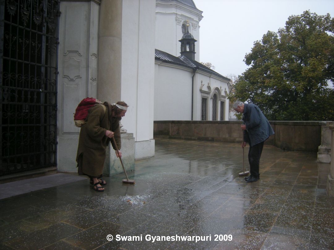 Křtiny - Poustevník Marek Gyaneshwarpuri a P. Jan Peňáz uklízejí kroupy, které se snesly na křtinský chrám. Foto: Marek Gyaneshwarpuri, samospoušť 2009.