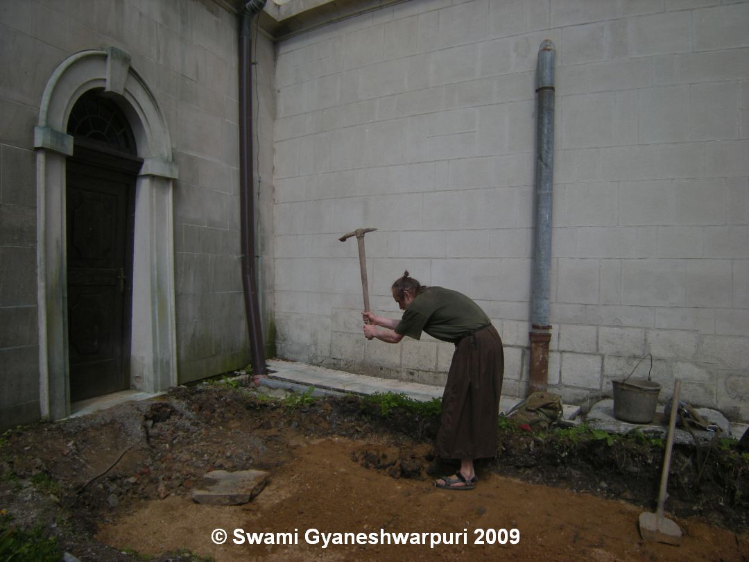 Chrám Panny Marie ve Křtinách - spelelogický výkop u chrámu pod ambitem. Foto: Marek Gyaneshwarpuri, samospoušť 2009.