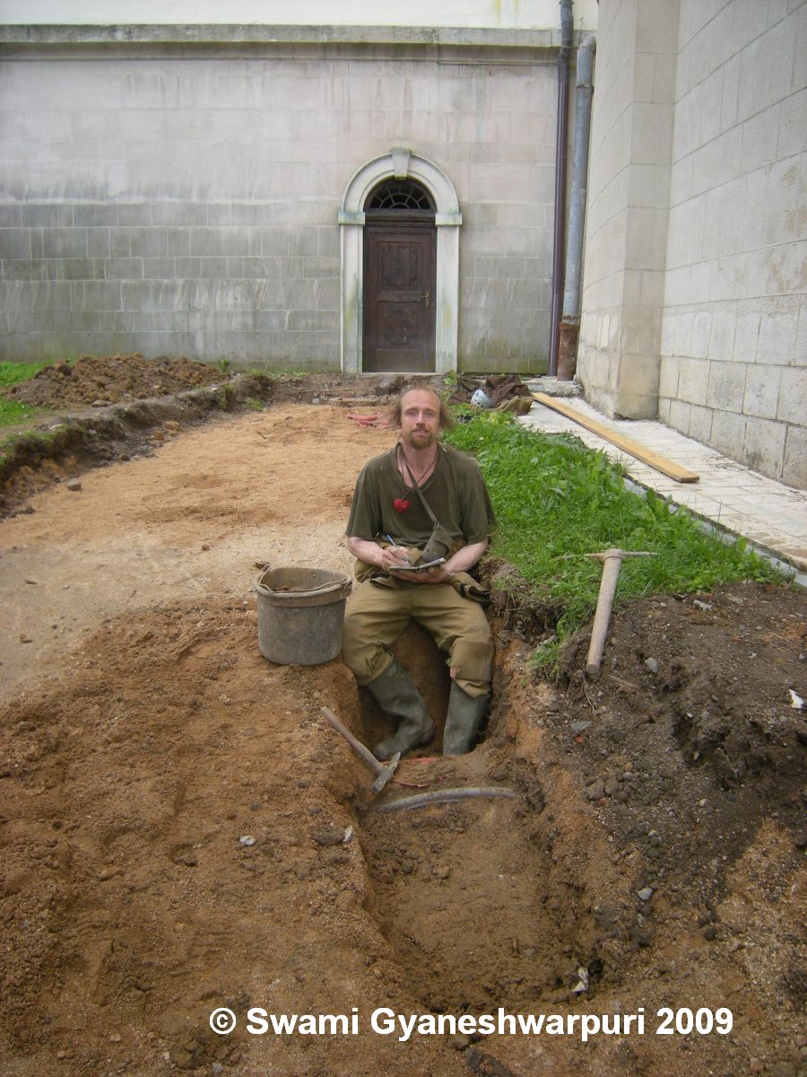 Chrám Panny Marie ve Křtinách - spelelogický výkop u chrámu pod ambitem. Foto: Marek Gyaneshwarpuri, samospoušť 2009.