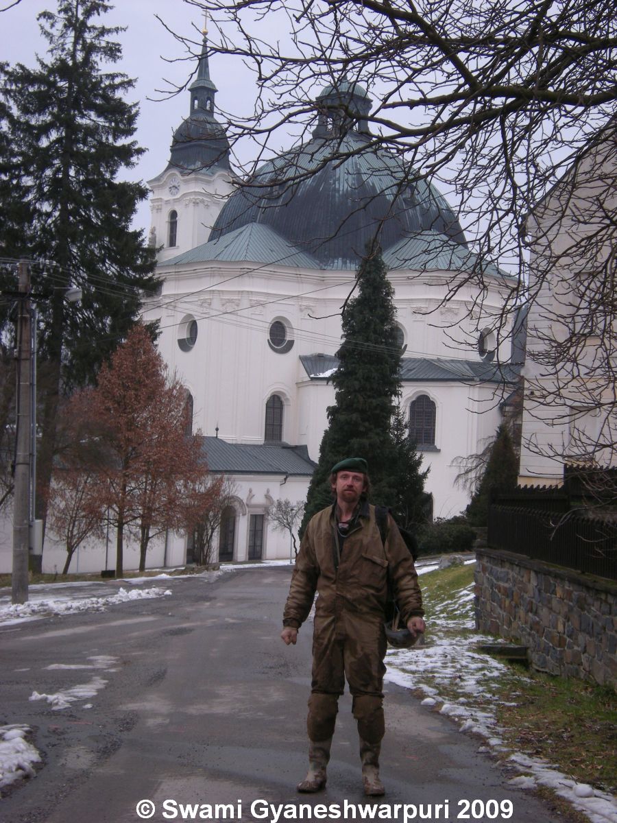 Křtiny: Gyaneshwarpuri přicházi na pracovní směnu v barokní kanalizaci pod ambity. Foto: Marek Gyaneshwarpuri, samospoušť 2009.