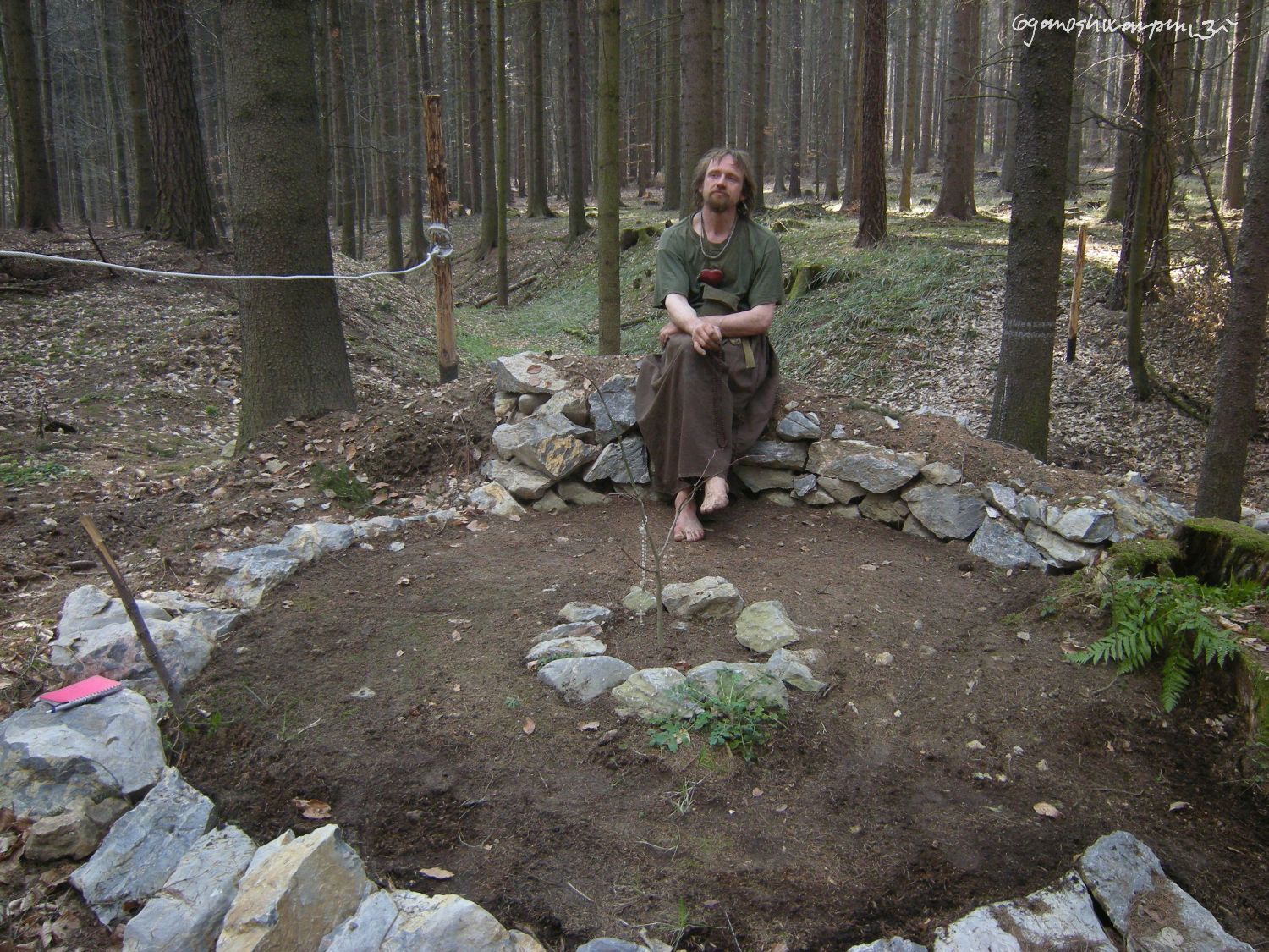 Děravka - výstavba kamenného kruhu kolem lípy. Foto: Marek Gyaneshwarpuri, samospoušť 2009.