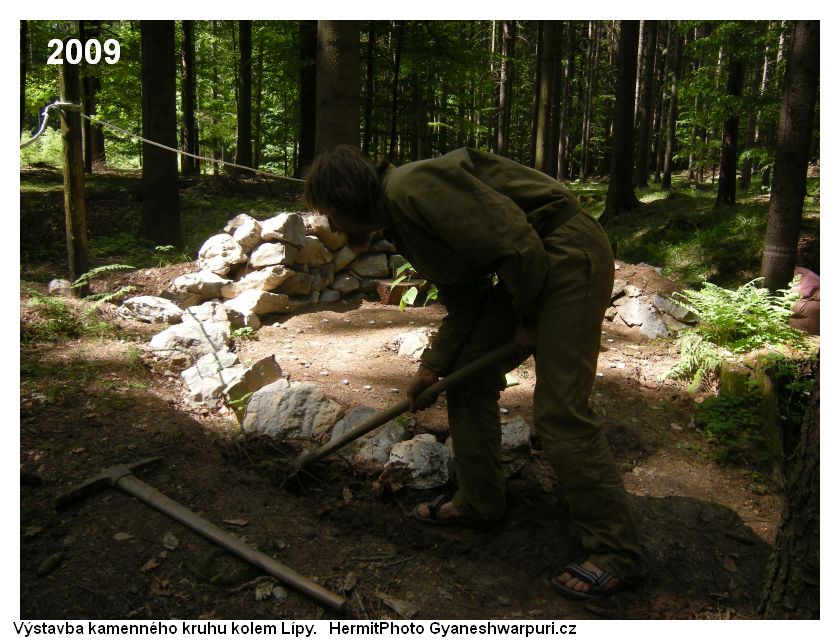 Děravka - pokračovala výstavba kamenného kruhu okolo lípy. Foto: Marek Gyaneshwarpuri, samospoušť 2009.