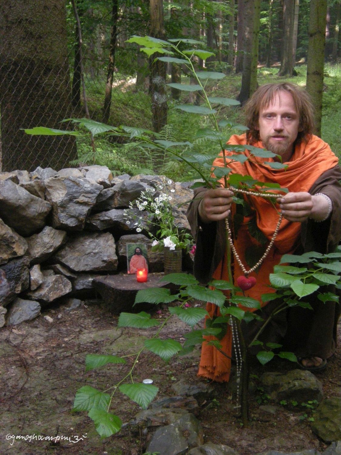 Děravka - poustevník u lípy. Foto: Marek Gyaneshwarpuri, samospoušť 2009.