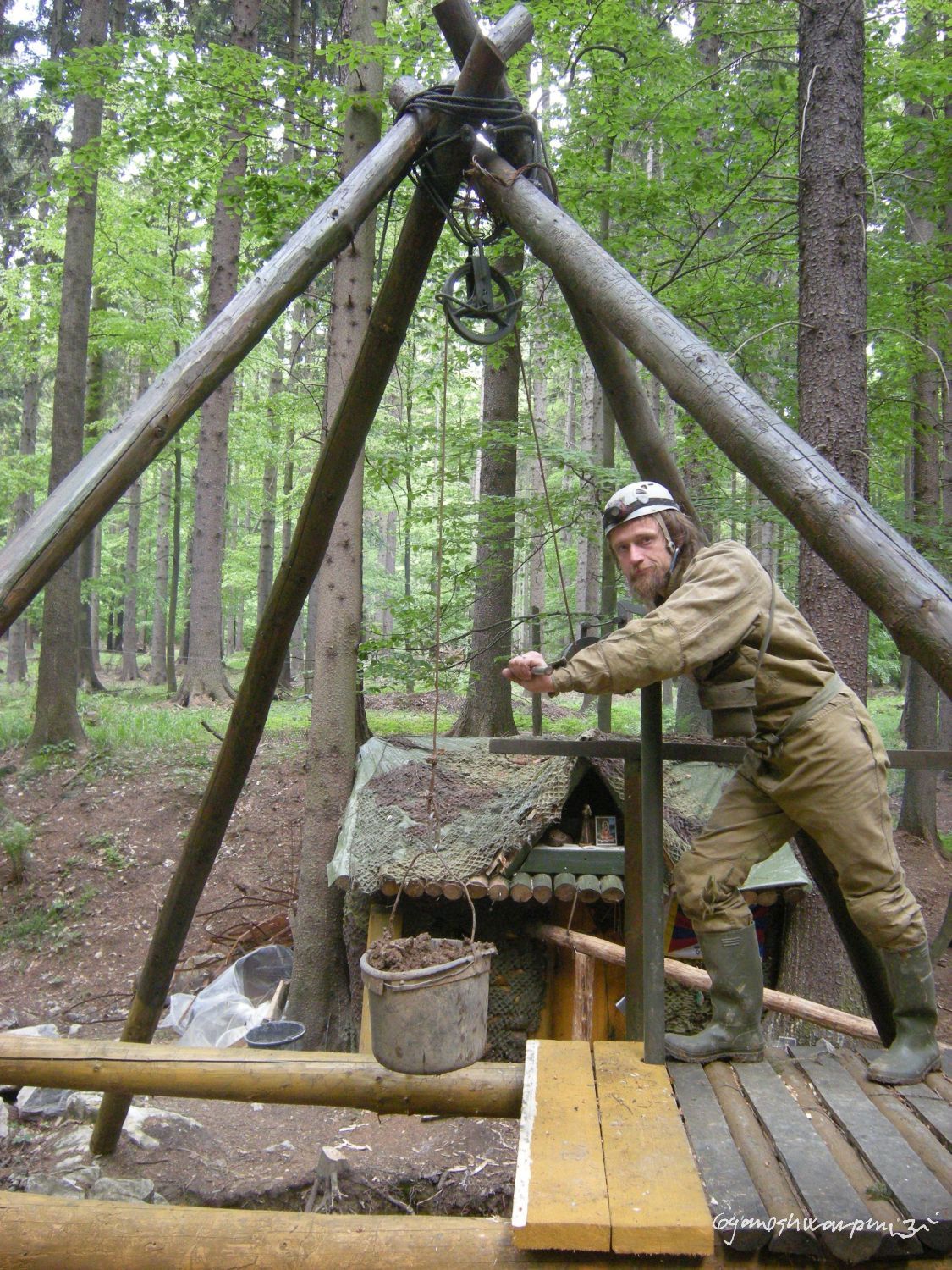 Děravka - u těžebního vrátku. Foto: Marek Gyaneshwarpuri, samospoušť 2009.