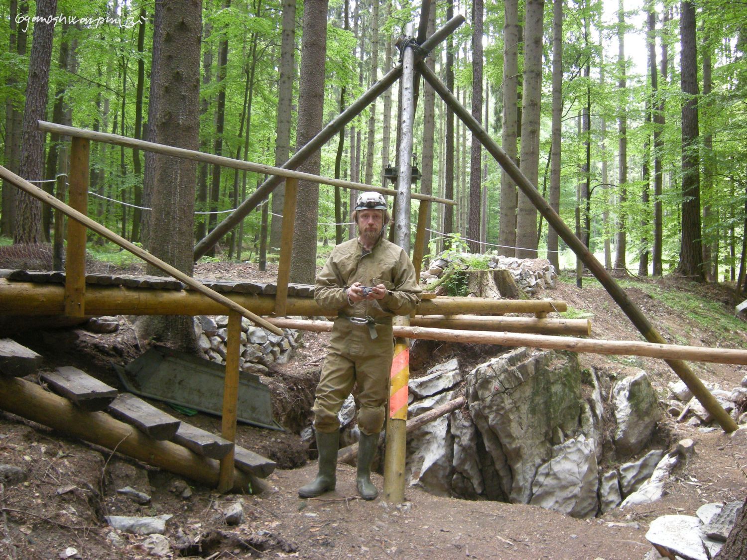 Děravka - ochutnejte můj speleologický čaj. Foto: Marek Gyaneshwarpuri, samospoušť 2009.