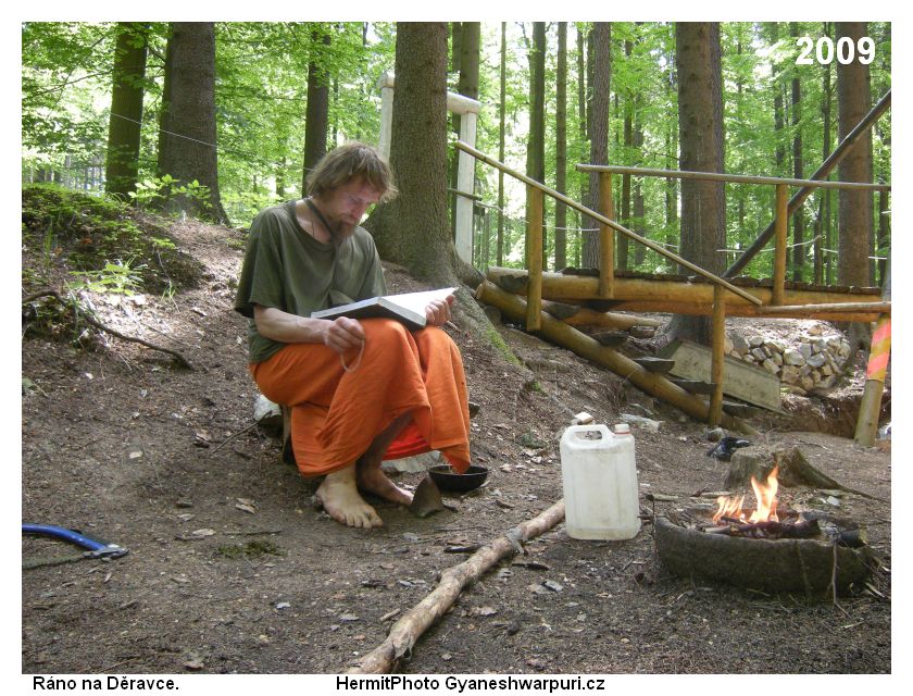 Píšu kroniku Děravky. Foto: Marek Gyaneshwarpuri, samospoušť 2009.