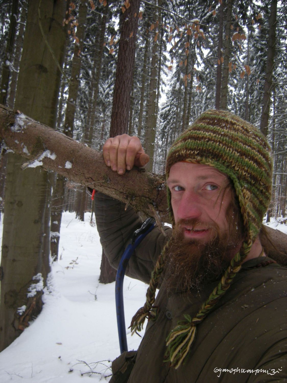 Posvátná Děravka - snašení dřeva na oheň. Foto: Marek Gyaneshwarpuri, samospoušť 2010.