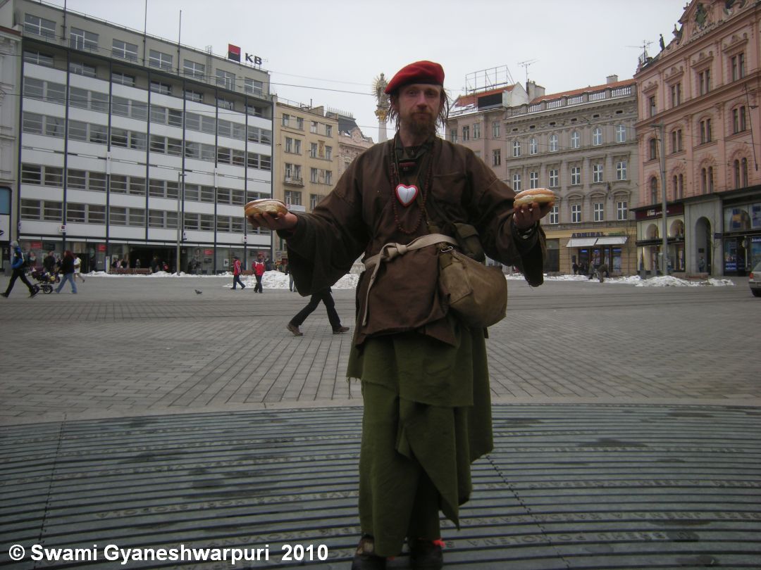 Brno - na Náměsti svobody s buchtami. Foto: Marek Gyaneshwarpuri, samospoušť 2010.
