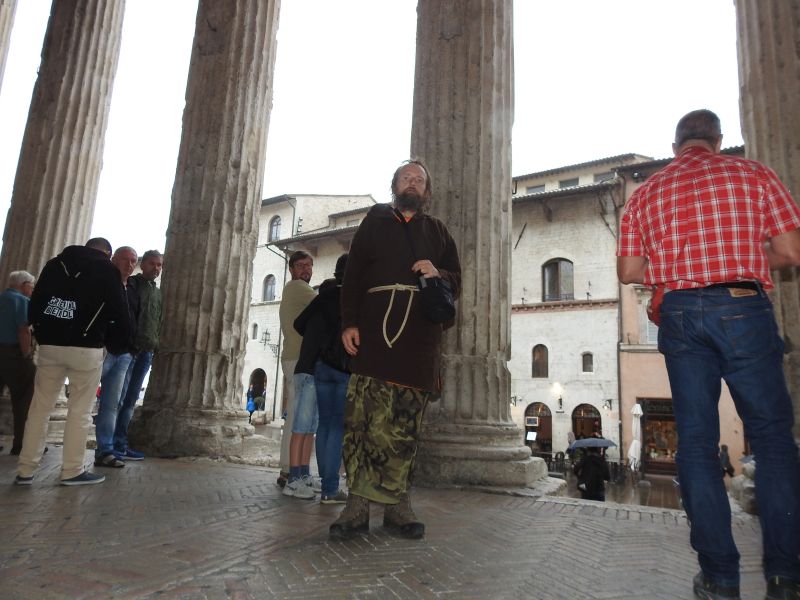  Assisi - Monte Subasio - na městečko se snesl déšť. Kde bud spát?. Foto: Marek Gyaneshwarpuri, samospoušť 2019.