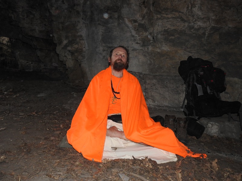 Jeskyně Švédův stůl v Údolí Říčky - meditace. Foto: Marek Gyaneshwarpuri, samospoušť 2019.