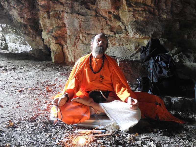 Jeskyně Švédův stůl v Údolí Říčky - meditace. Foto: Marek Gyaneshwarpuri, samospoušť 2019.