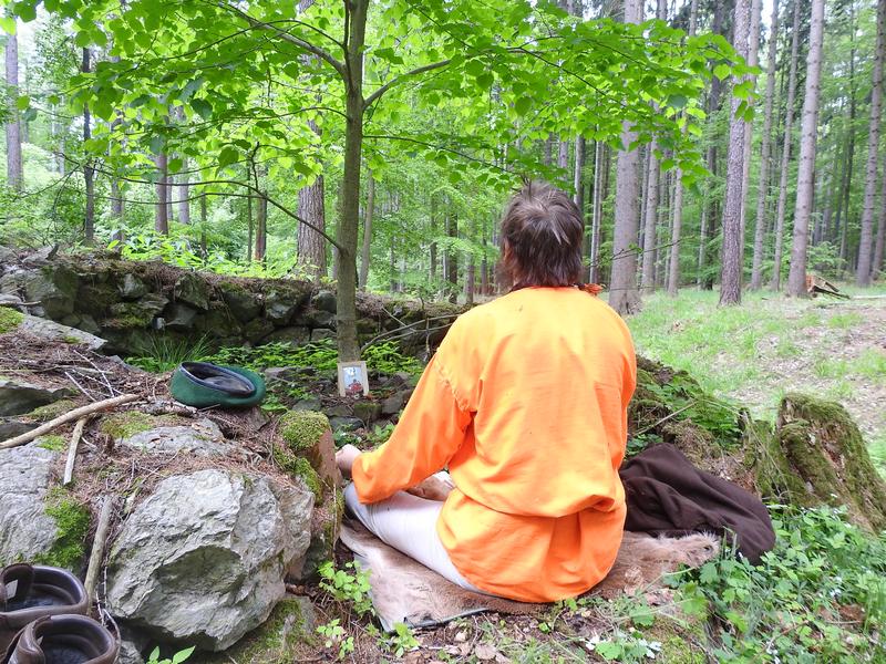 Děravka - meditace u Mahéšvaránandovy lípy. Foto: Marek Gyaneshwarpuri, samospoušť 2019.