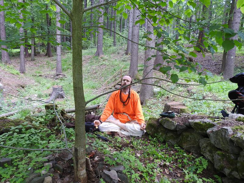 Děravka - meditace u Mahéšvaránandovy lípy. Foto: Marek Gyaneshwarpuri, samospoušť 2019.