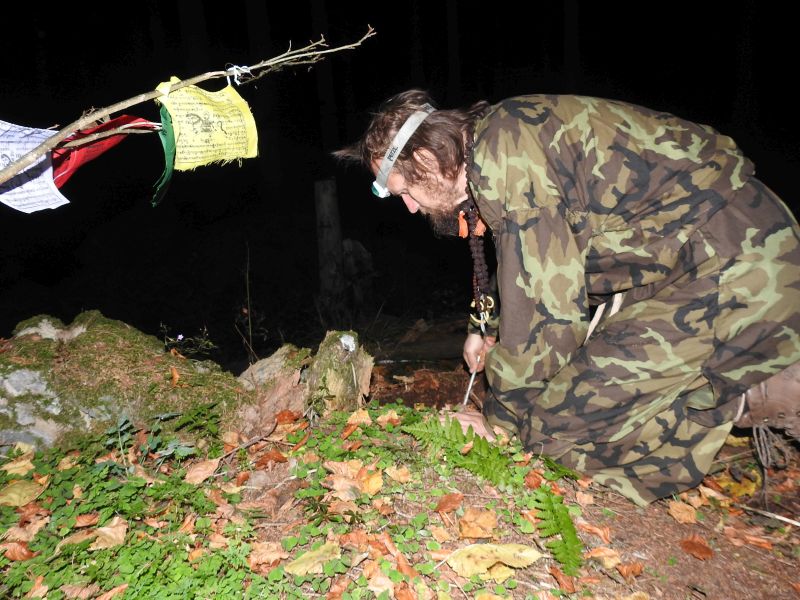 Děravka - Mahéšvaránandova posvátná lípa - výkop pro základy pro památníček. Foto: Marek Gyaneshwarpuri, samospoušť 2019.